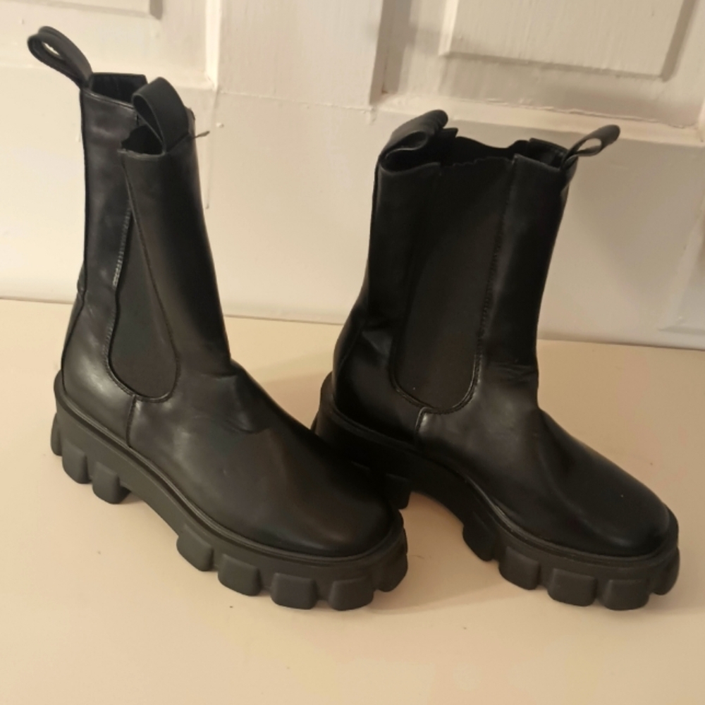 Black Chunky Chelsea Boots